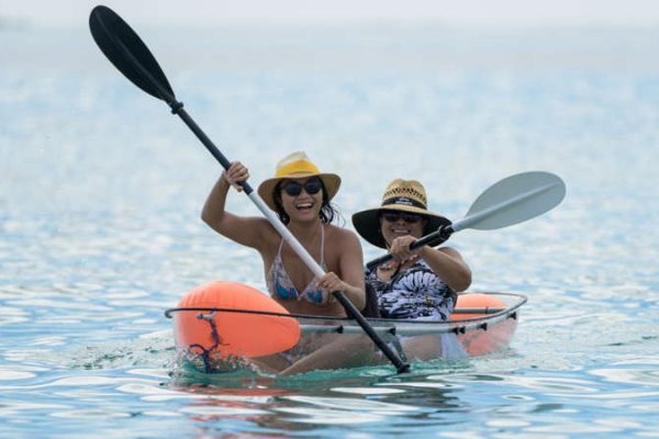 Zwei Frauen bei Kajakfahren im Französisch Polynesien Urlaub