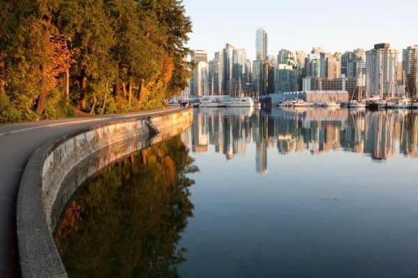 Skyline von Vancouver vom Stanley Park aus gesehen.