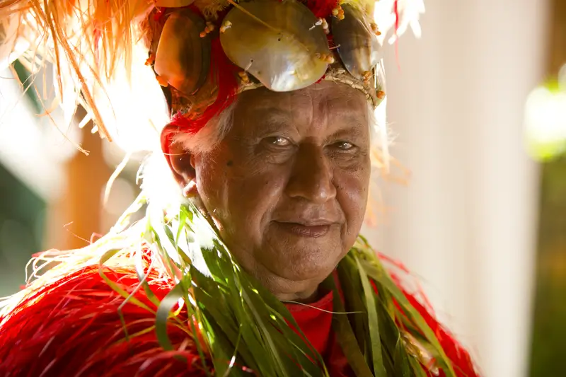 Einheimische Frau in Polynesien mit Kopfschmuck auf der Rundreise Südsee.