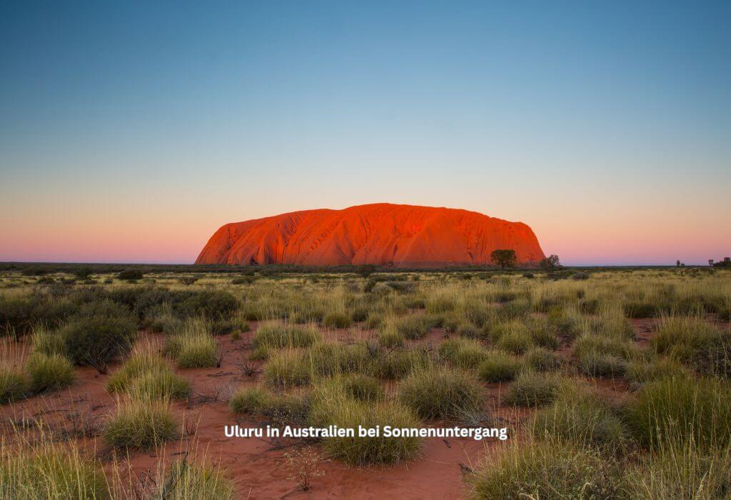 Uluru in Australien bei Sonnenuntergang
